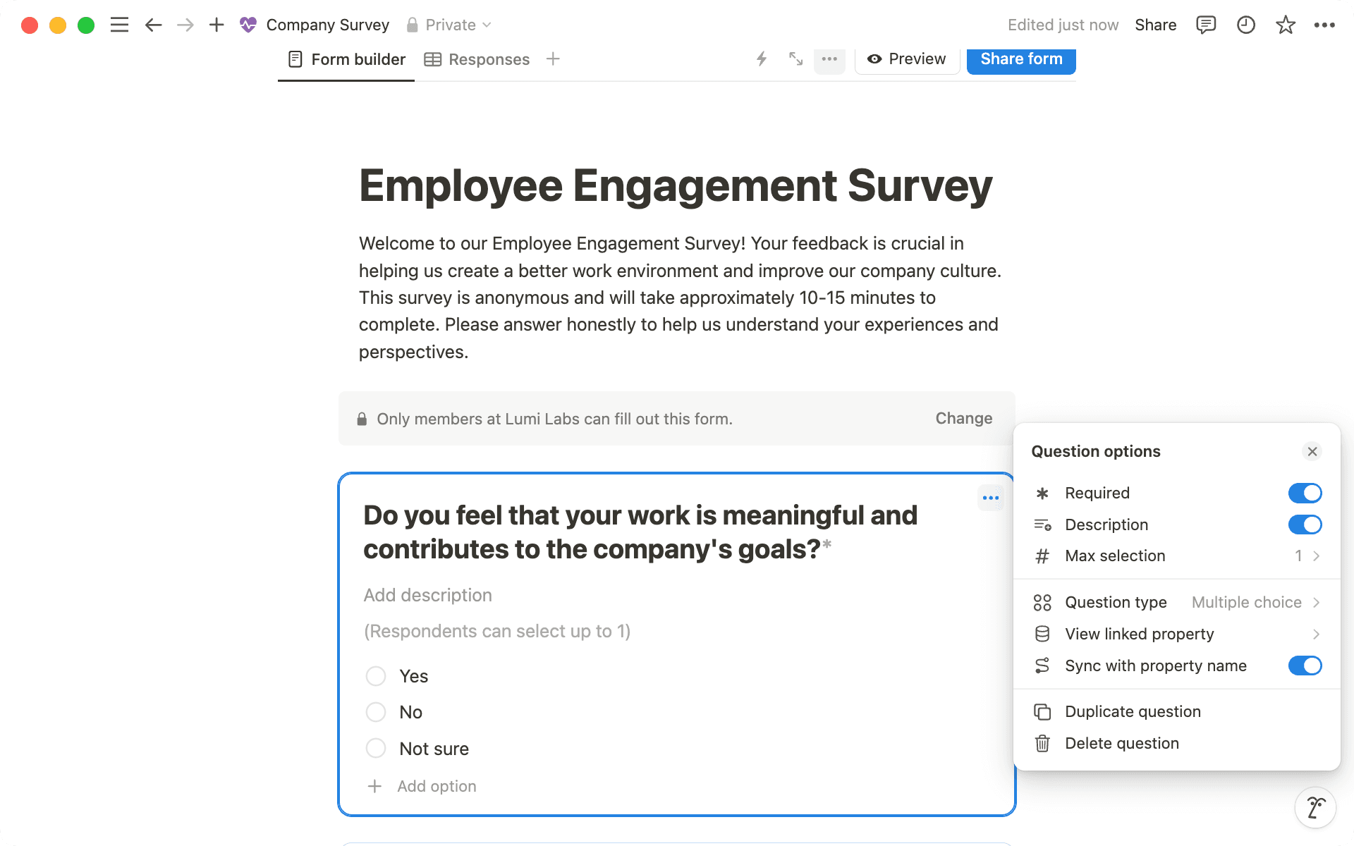 Gehe bei jeder Frage auf das Drei-Punkte-Menü, um sie als erforderlich zu markieren und hilfreiche Beschreibungen hinzuzufügen.