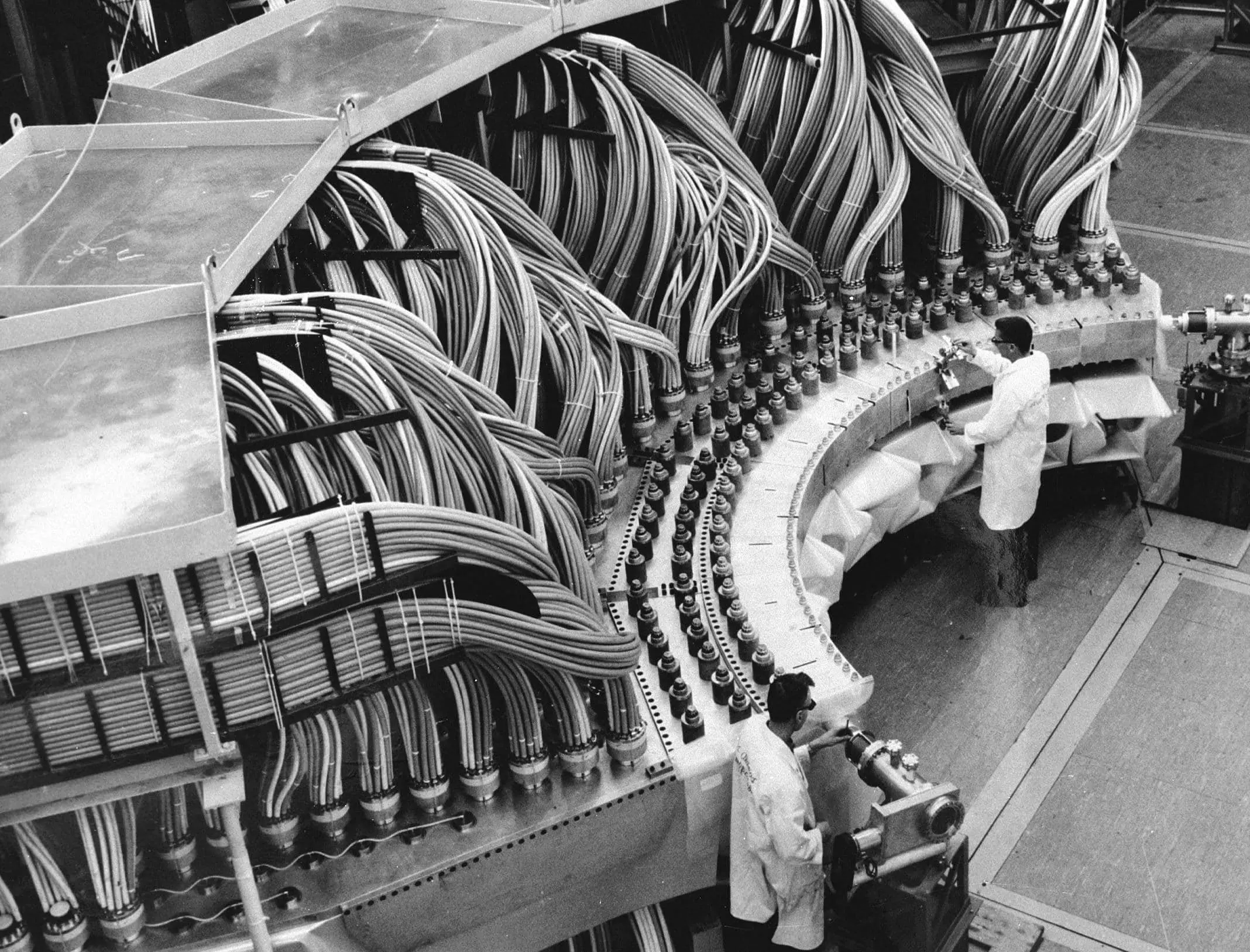 A view of scientists working on nuclear testing inside the Los Alamos National Laboratory. Image from the Washington Post.